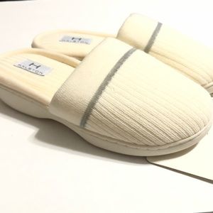 H by Halston Memory Foam Slippers / House Shoes Cream & Gray Size Small 5-6 NWT